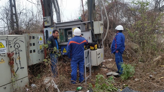 VIDEO/Vecinul s-a cablat la contorul lui: “Au construit tot blocul cu sursă de curent de la noi!”