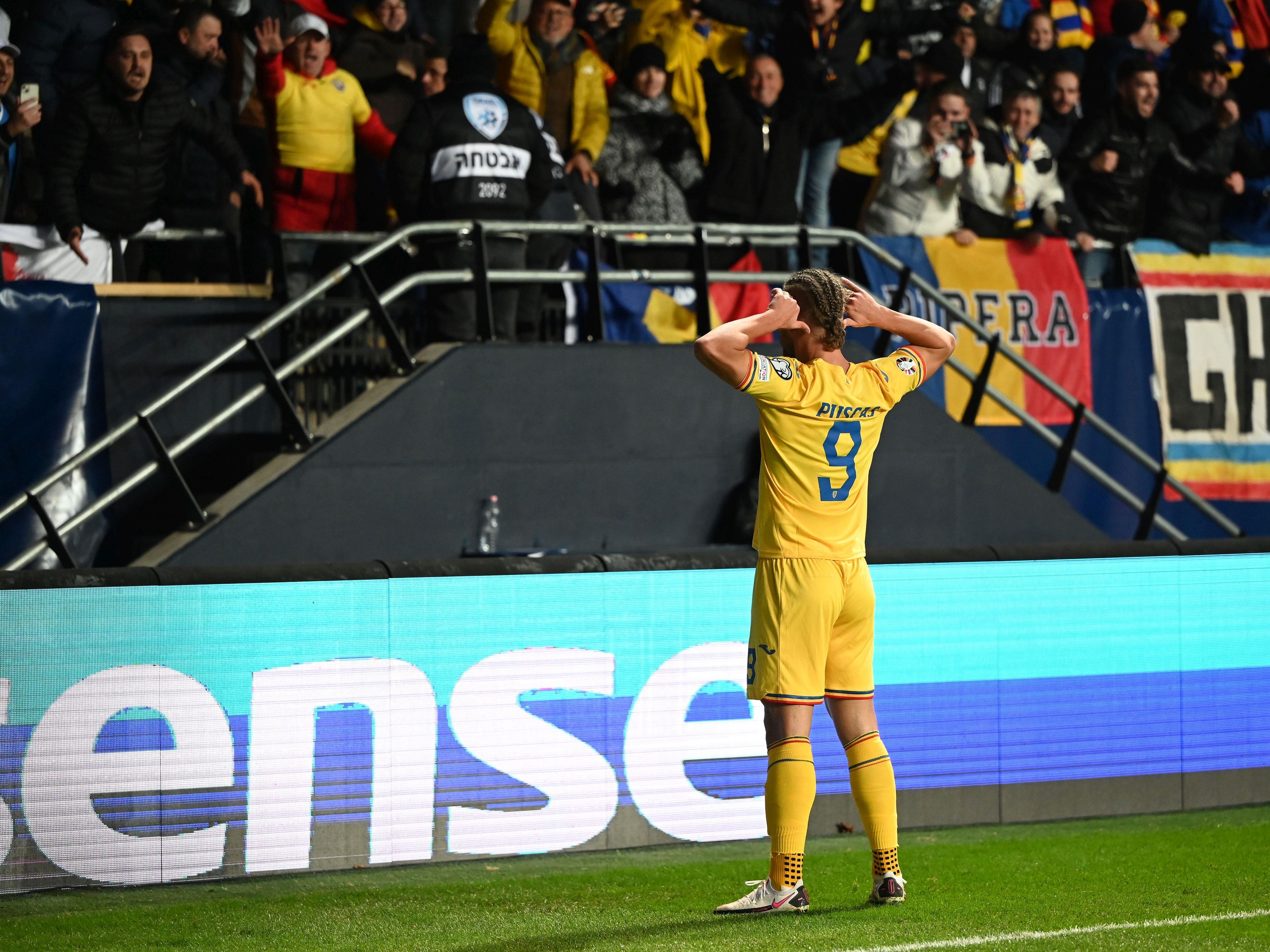 Tricolorii s-au calificat la Euro 2024 după ce au învins Israelul. Pușcaș și Ianis Hagi au adus victoria României