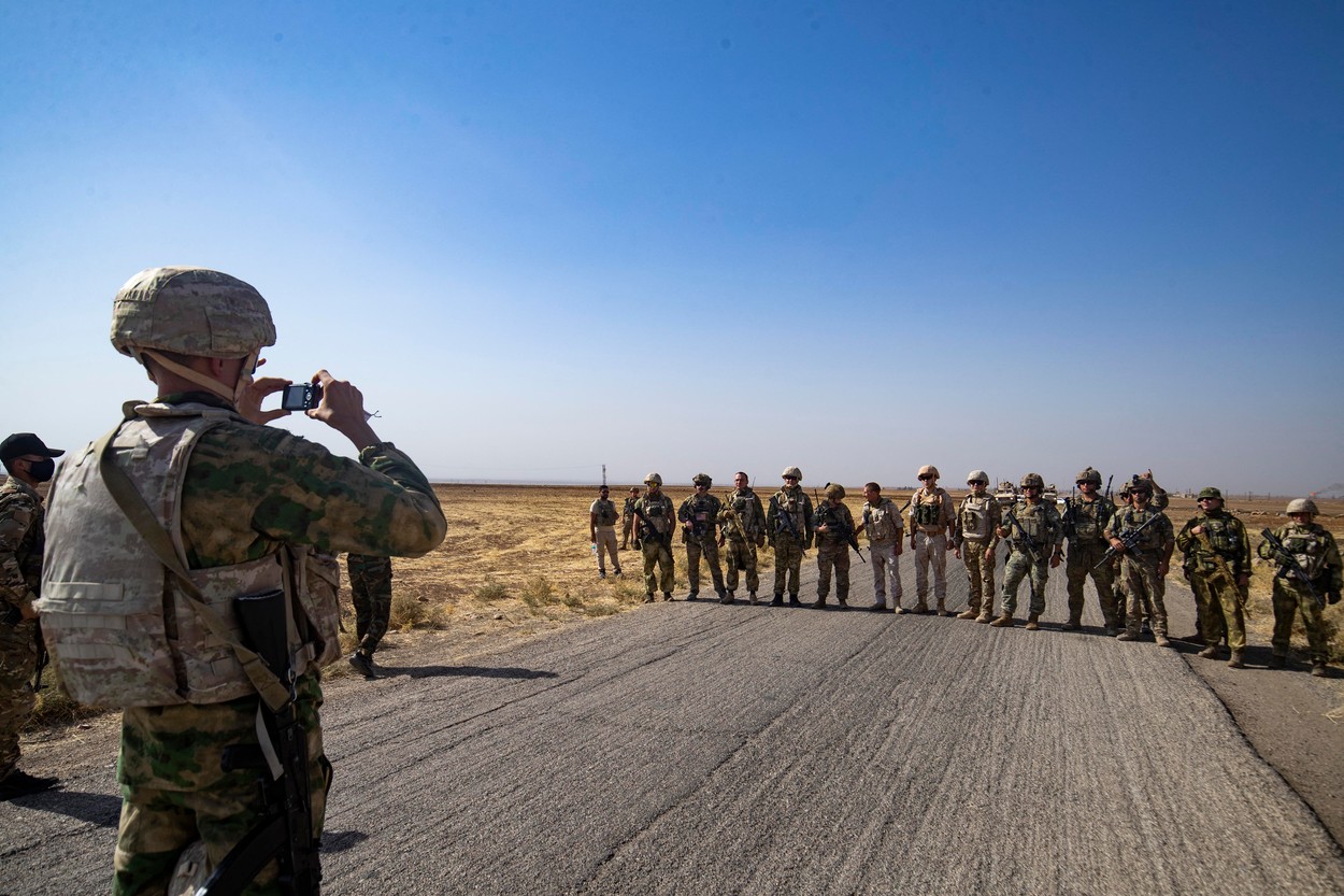 Un „rar moment" de simpatie între trupele ruse și americane din Siria: cum au fost surprinși soldații celor două țări pe un câmp petrolier