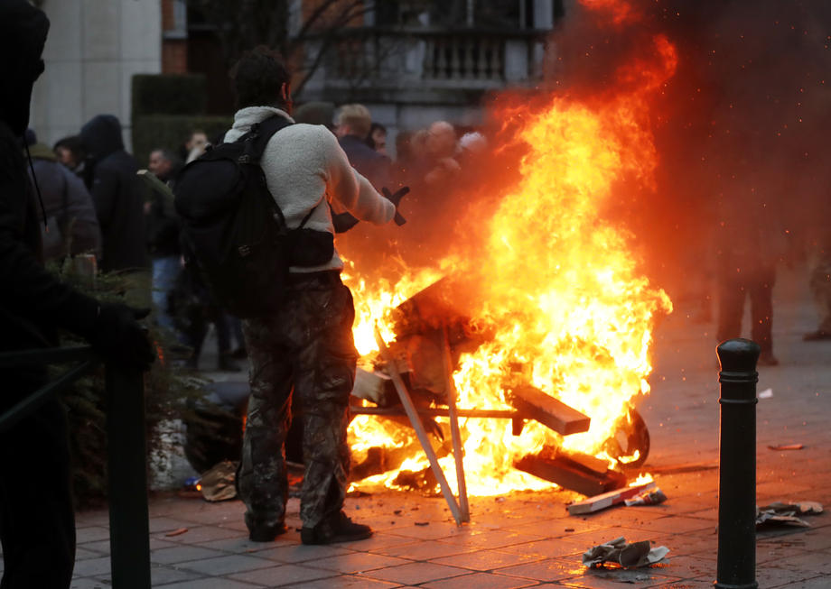 Proteste violente la Bruxelles, față de măsurile sanitare. Zeci de arestări în urma ciocnirilor dintre poliție și manifestanți