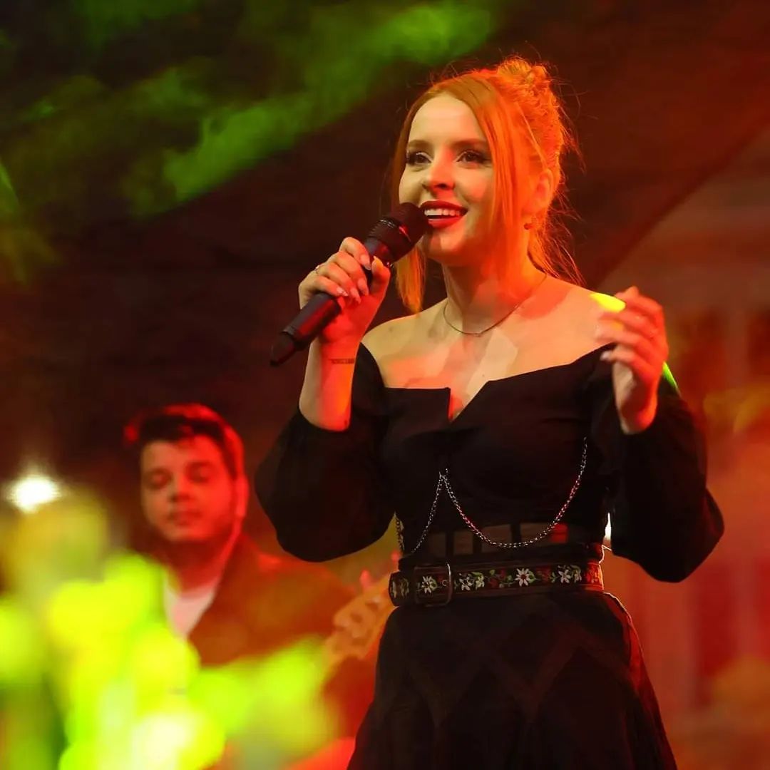 Între operă și lăutărie. ILINCA, artista independentă care-și dorește să aibă ceva de spus: „Simt că am responsabilitatea de a vorbi despre lucrurile care mă ard”