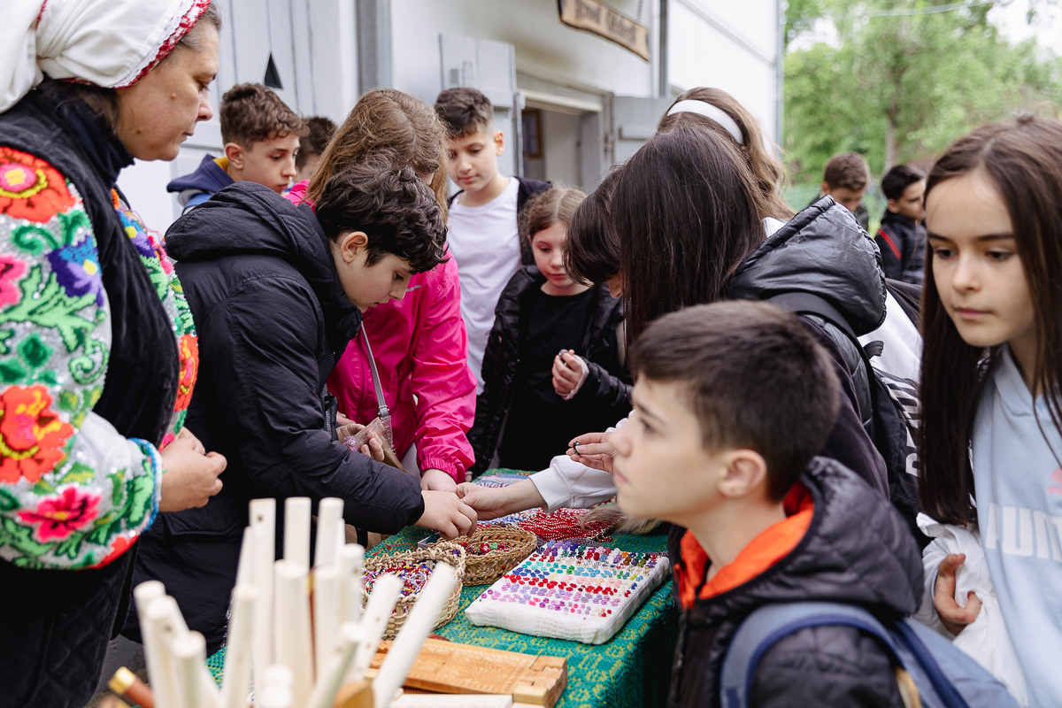 De Paști, la Muzeul Satului Vrâncean, sute de copii au lăsat smartphone-ul și au pus mâna pe chișiță, să încondeieze ouă. „Unii chiar au îndemânare, au ieșit lucruri faine”