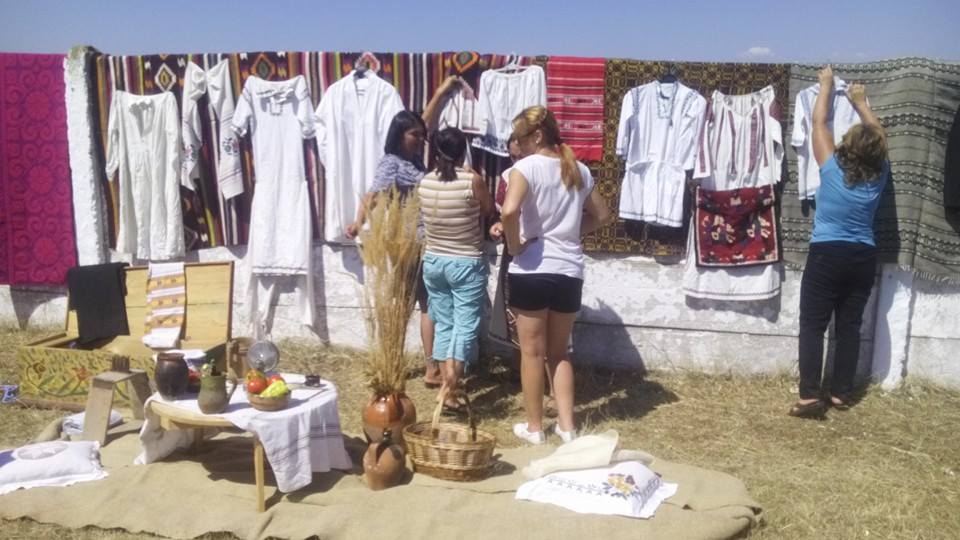 Fetele nemăritate şi-au etalat zestrea la Târgul de la Coteana | GALERIE FOTO
