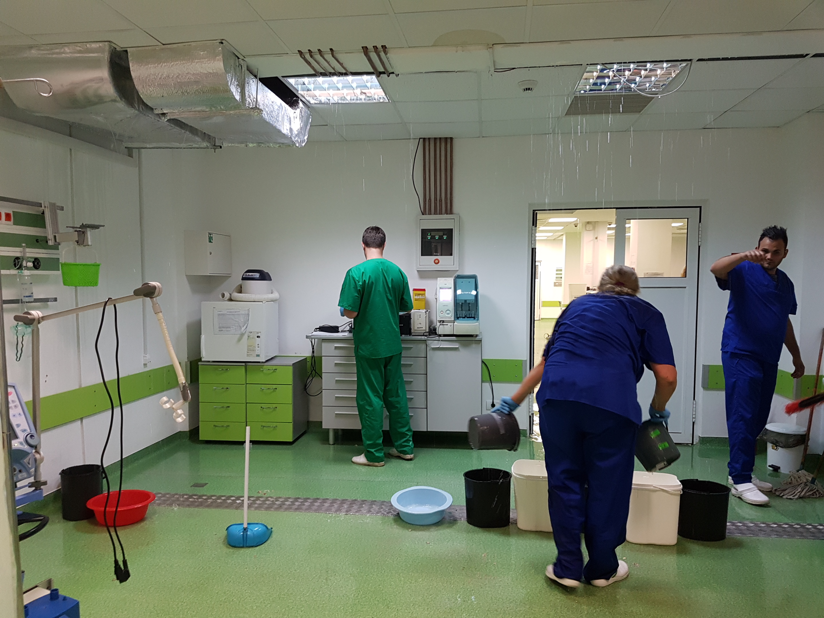 Pacienţi evacuaţi de urgenţă cu tot cu paturi şi echipamente, deoarece spitalul a fost inundat / GALERIE FOTO & VIDEO