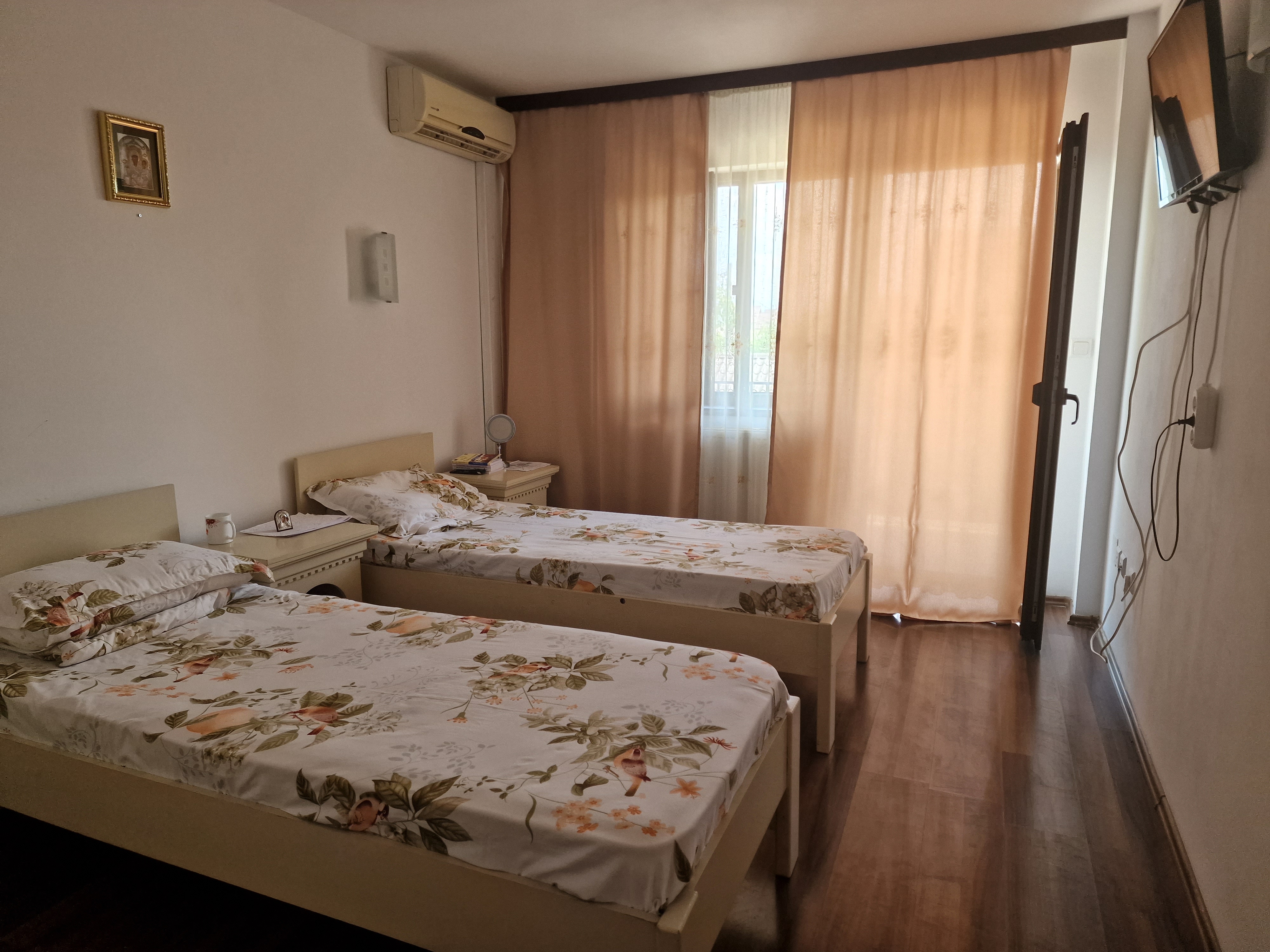 REPORTAJ. Fața neștiută a Bisericii. Într-o comună din Bacău, un preot care a învins alcoolismul îi ajută acum pe alții să scape de „boala care distruge familii întregi”: „Oamenii să știe că există speranță”