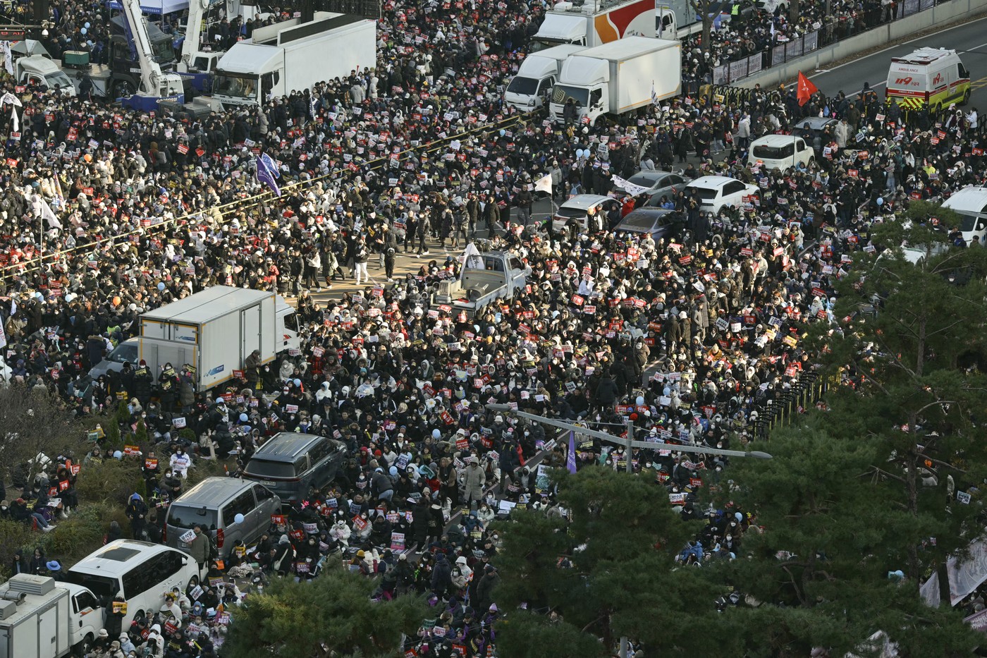 Președintele Coreei de Sud a fost suspendat din funcție după ce a decretat legea marțială. Zeci de mii de oameni sărbătoresc în fața parlamentului
