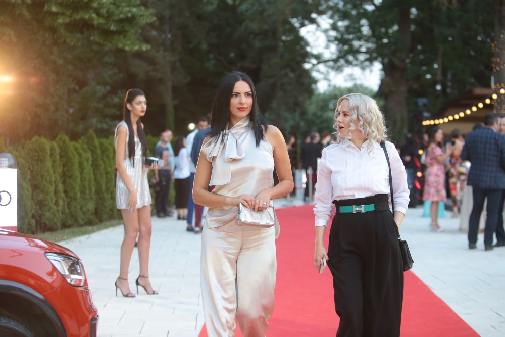GALERIE FOTO/ Lavinia Pîrva și-a schimbat stilul vestimentar, de când e femeie căsătorită. Cum și-a făcut apariția la VIVA! Party 2018