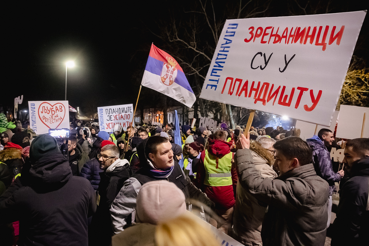 Cum protestează studenții sârbi prin marș și de ce strigă numele Laurei Kovesi
