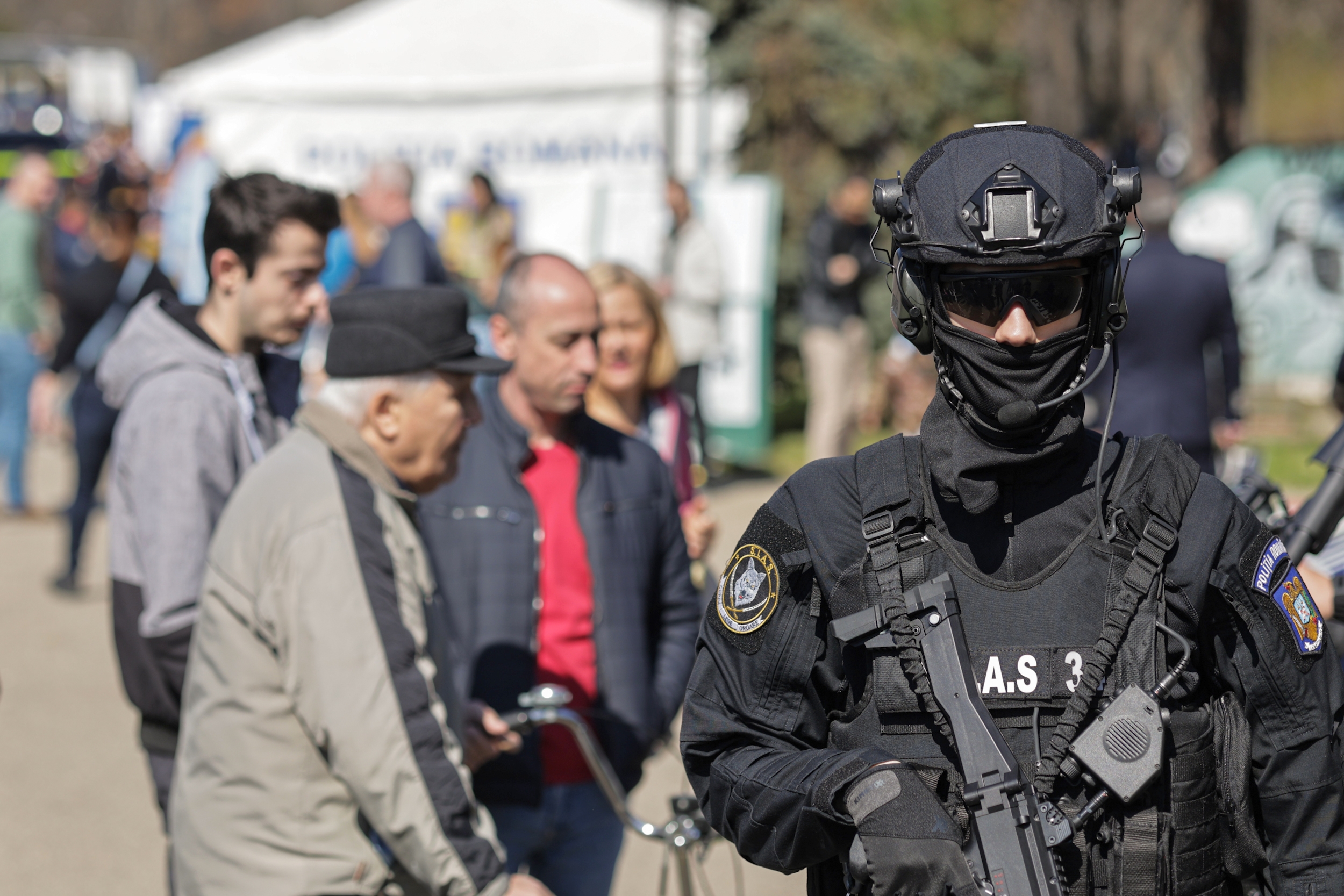 FOTO. Ziua Poliției Române, sărbătorită în avans. Sute de persoane în Parcul Herăstrău, unde au putut vedea echipamentele din dotarea Poliţiei