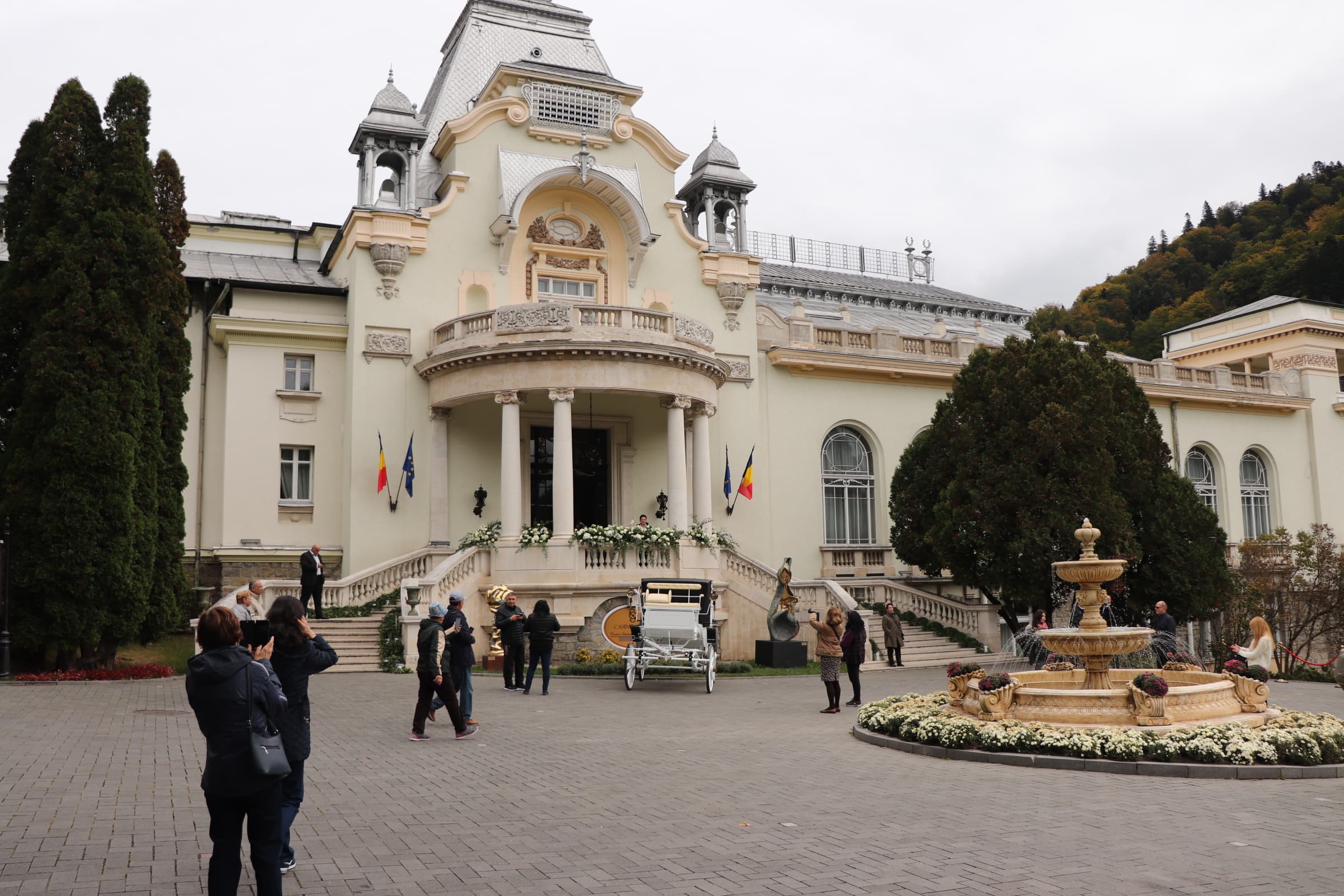 CORESPONDENȚĂ DIN SINAIA/ Primii „nuntași” s-au adunat la Sinaia, la nunta fostului Principe Nicolae. Cum a fost decorată biserica