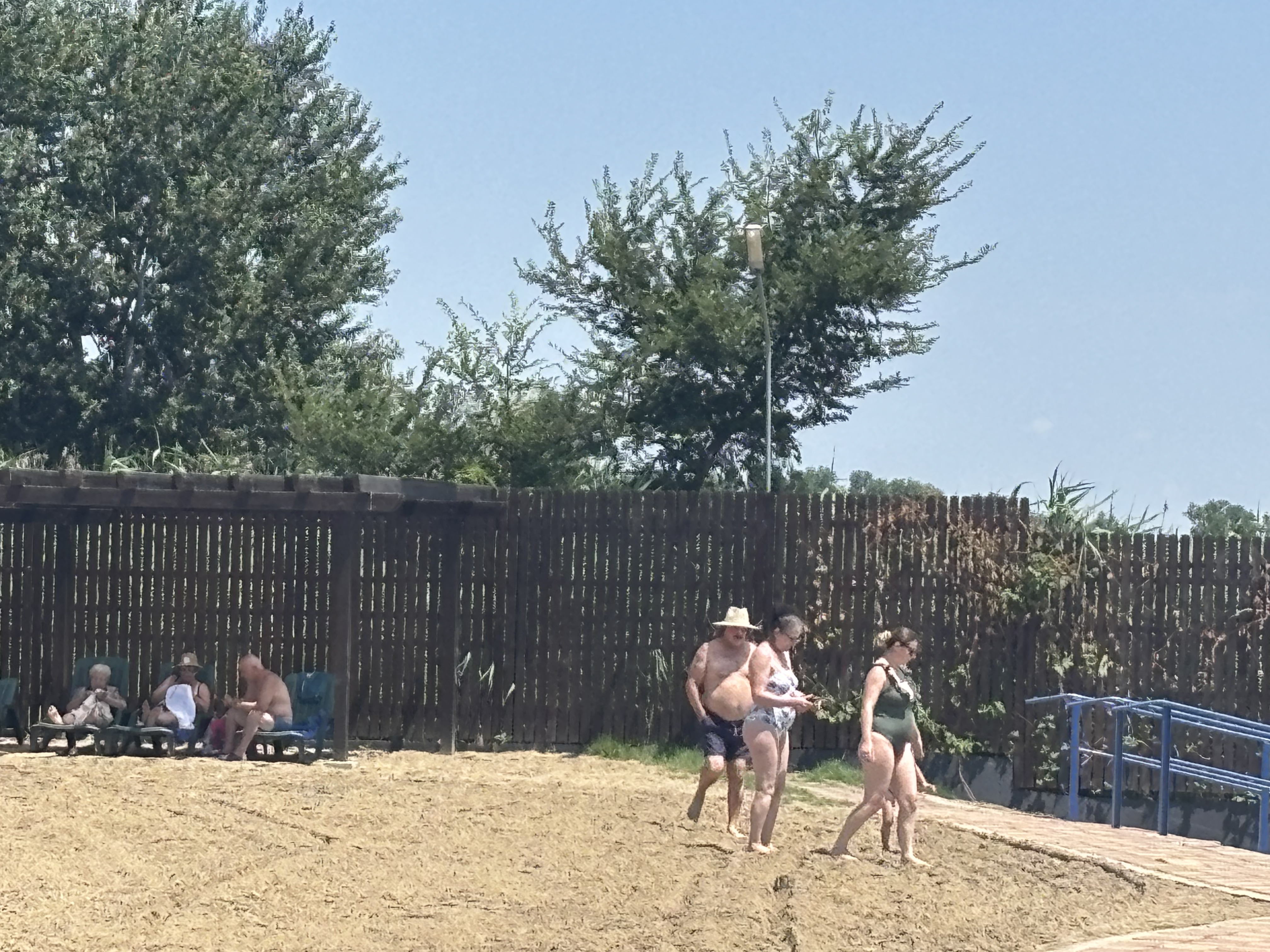A venit vara/ Am bilete la Amara! Plutire ca la Marea Moartă, nămol ca la Techirghiol, ungere ca în Egipt, istoric ca la muzeu, ospătar ca la Hambar