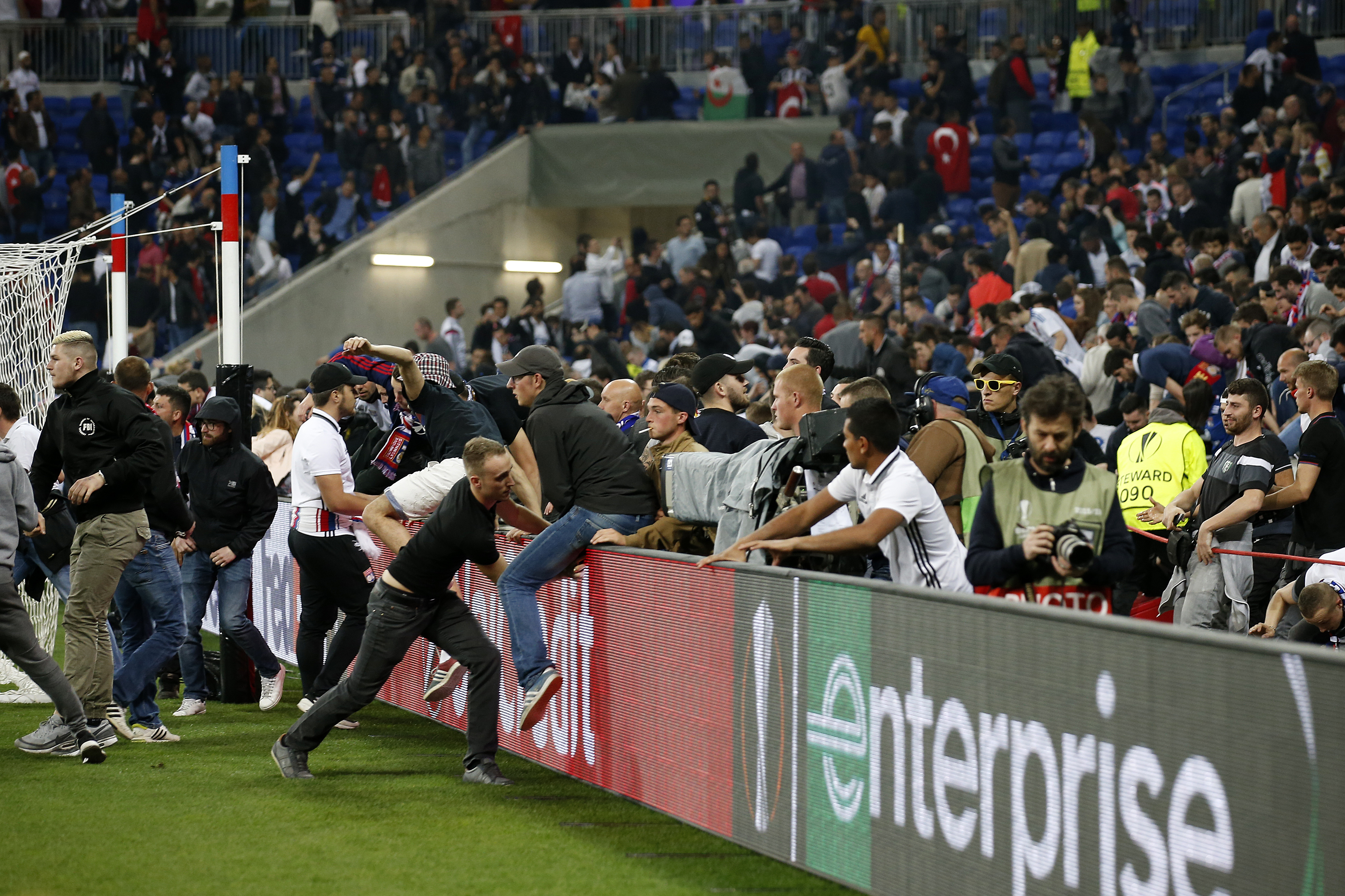 Scene apocaliptice la Lyon, înaintea meciului cu Beșiktaș din Liga Europa. Fanii turci au atacat suporterii gazdelor. Francezii s-au refugiat pe teren. Partida, întârziată 55 de minute / FOTO&VIDEO