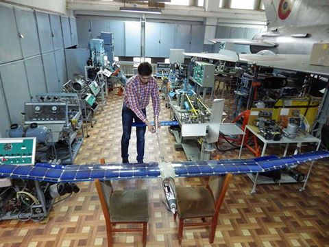 Un student din Craiova a inventat avionul care zboară nonstop. Prototipul revoluționar este alimentat cu baterii solare