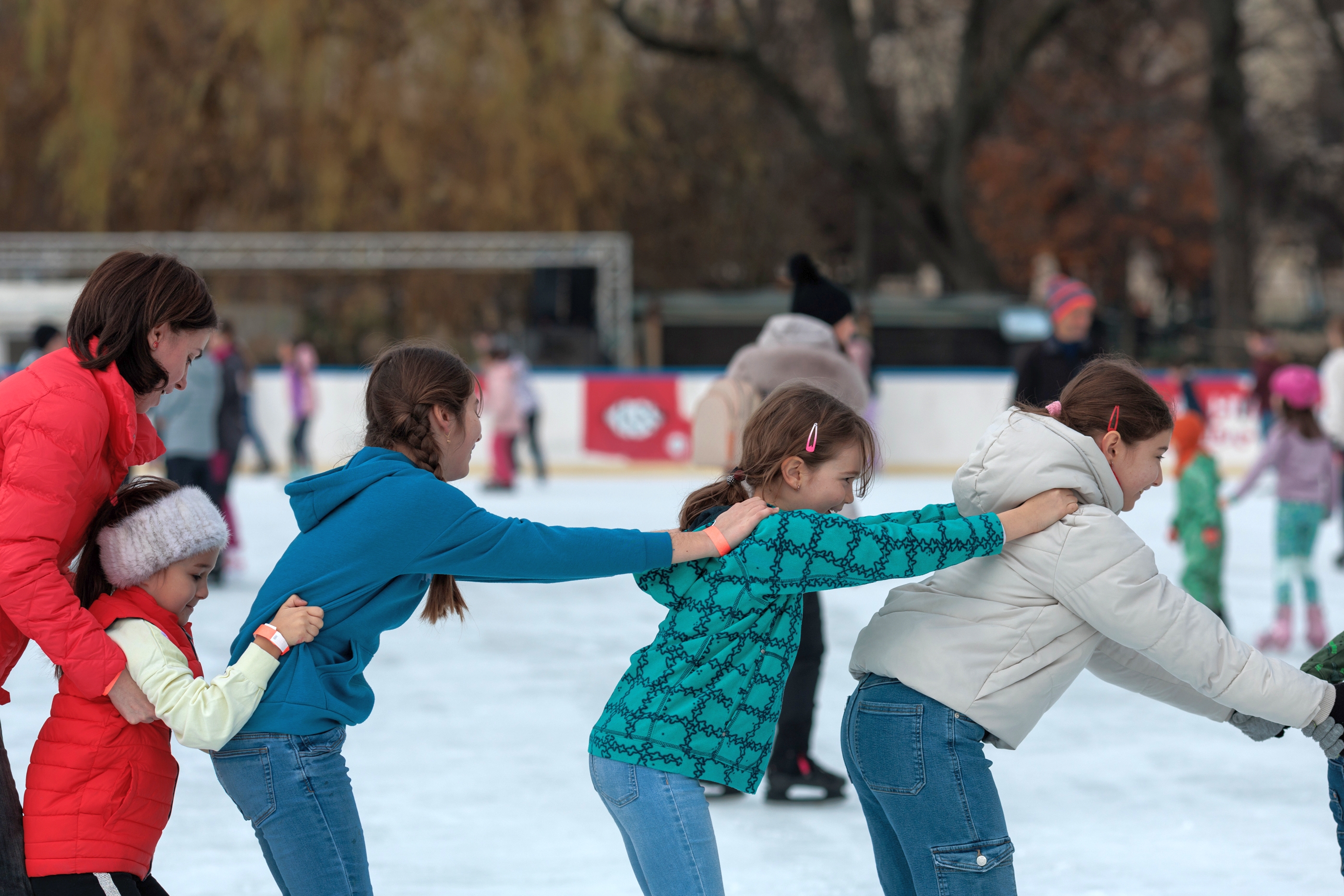 Unde patinăm în București? Patinoarul din Parcul Cișmigiu este cel mai mare, dar și cel mai scump. Care sunt alternativele | FOTO