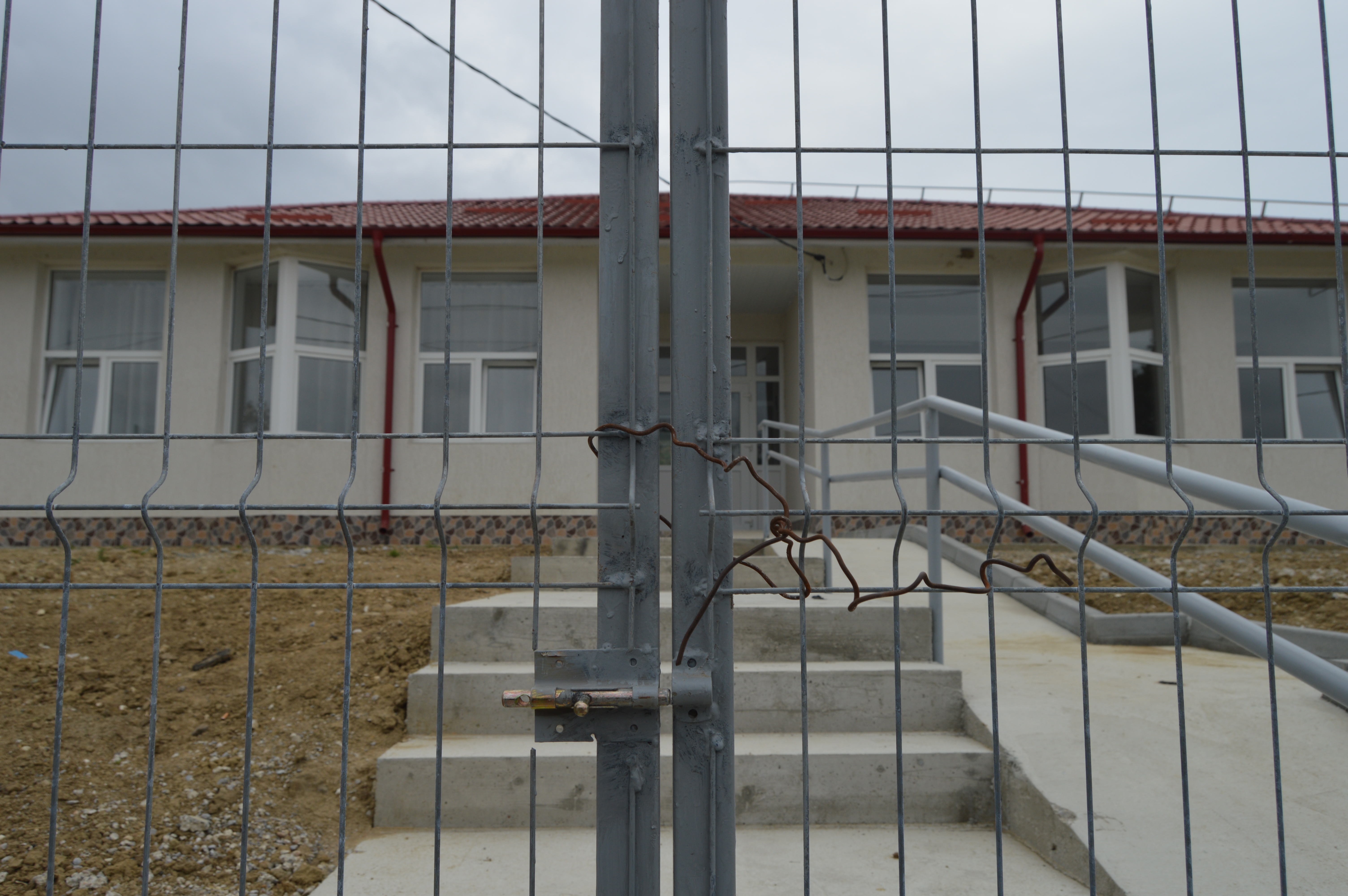 VIDEO REPORTAJ| Condiții de neimaginat pentru elevii unei școli din Vaslui. "Împart" cu șoarecii cornul de la Guvern și aleargă prin curte ca să se "dezmorțească" de frig