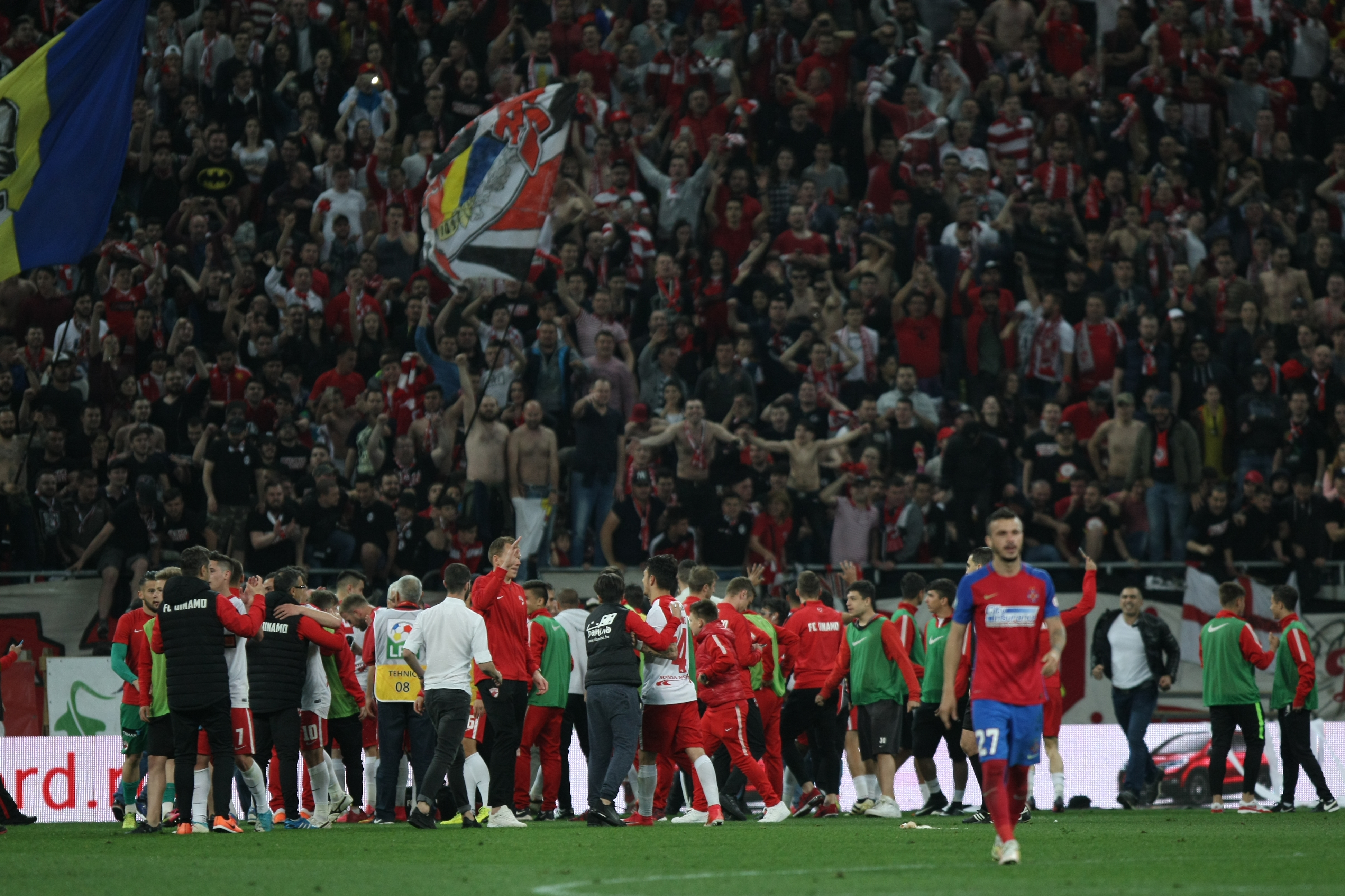 Liga I, etapa a 8-a, play-off: Dinamo - FCSB 2-1. Derby decis în minutul 96, din penalty! ”Cazul Bricheta”, nimica toată pe lângă bombardamentul de pe Arena Națională. Reghe, scandal cu arbitri | LIVE&VIDEO