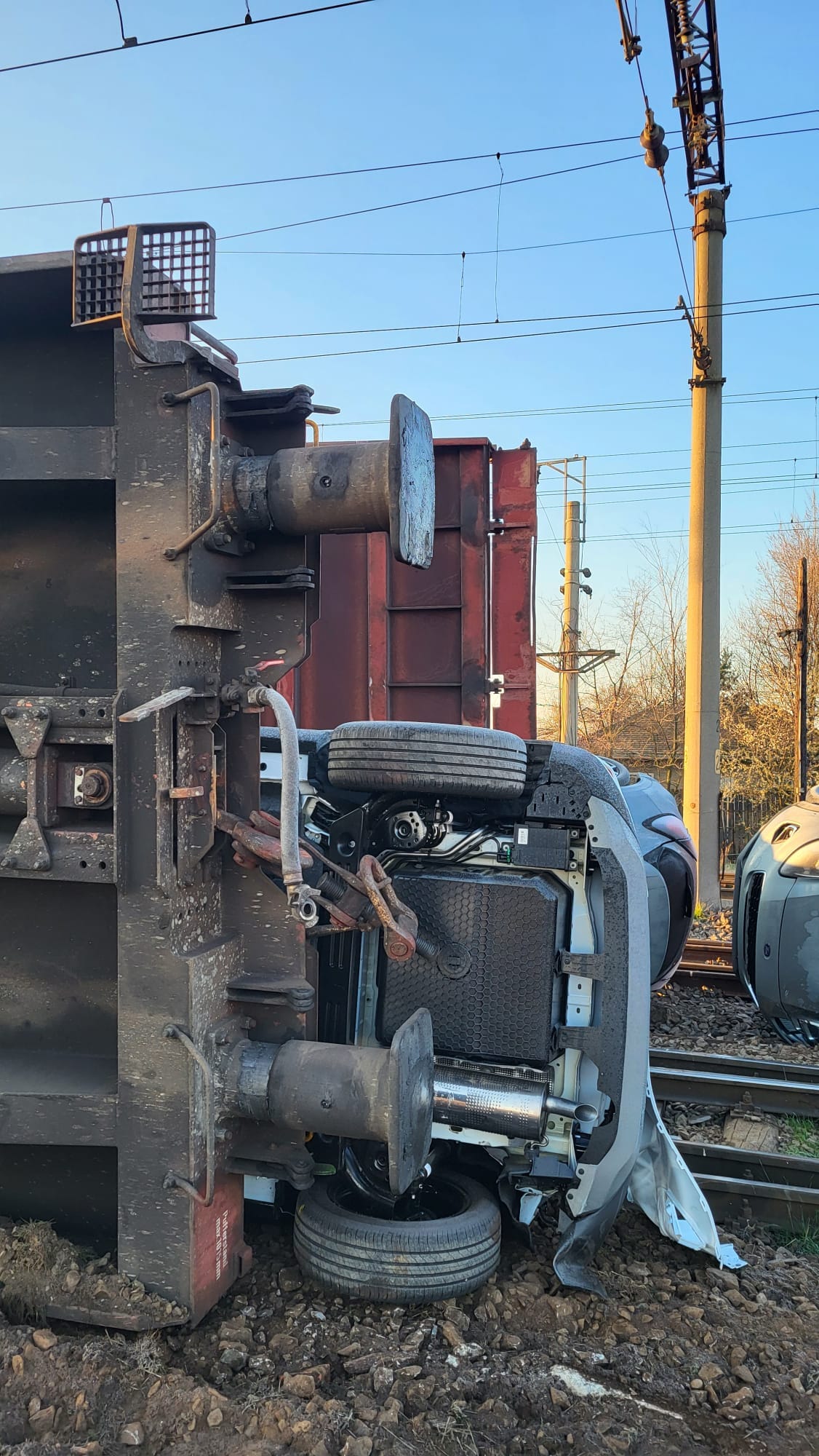 Imagini cu mașinile căzute pe șine, după accidentul de la Roșiori. Trenul marfar, lovit de un tren cu pasageri