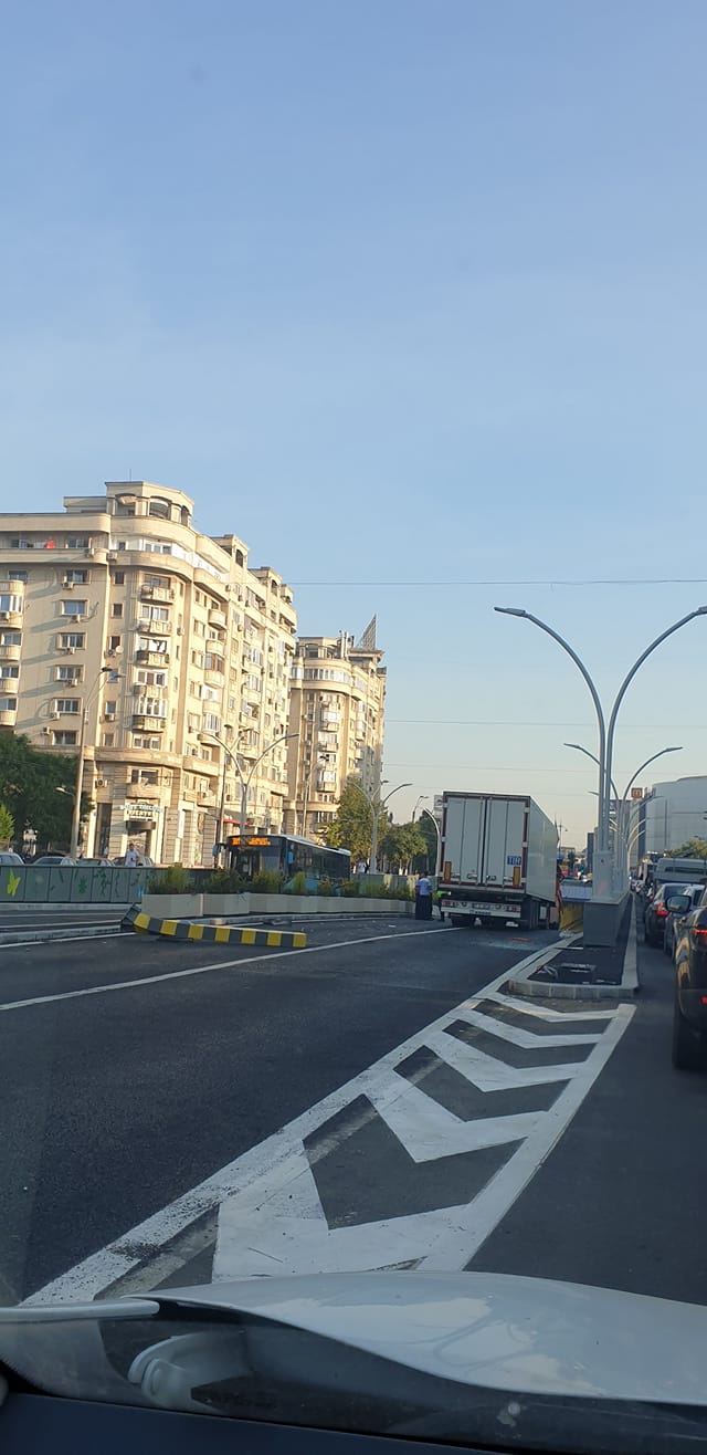 Limitatorul de înălțime de la intrarea în Pasajul Unirii, distrus de un TIR la câteva zile după redeschiderea pasajului