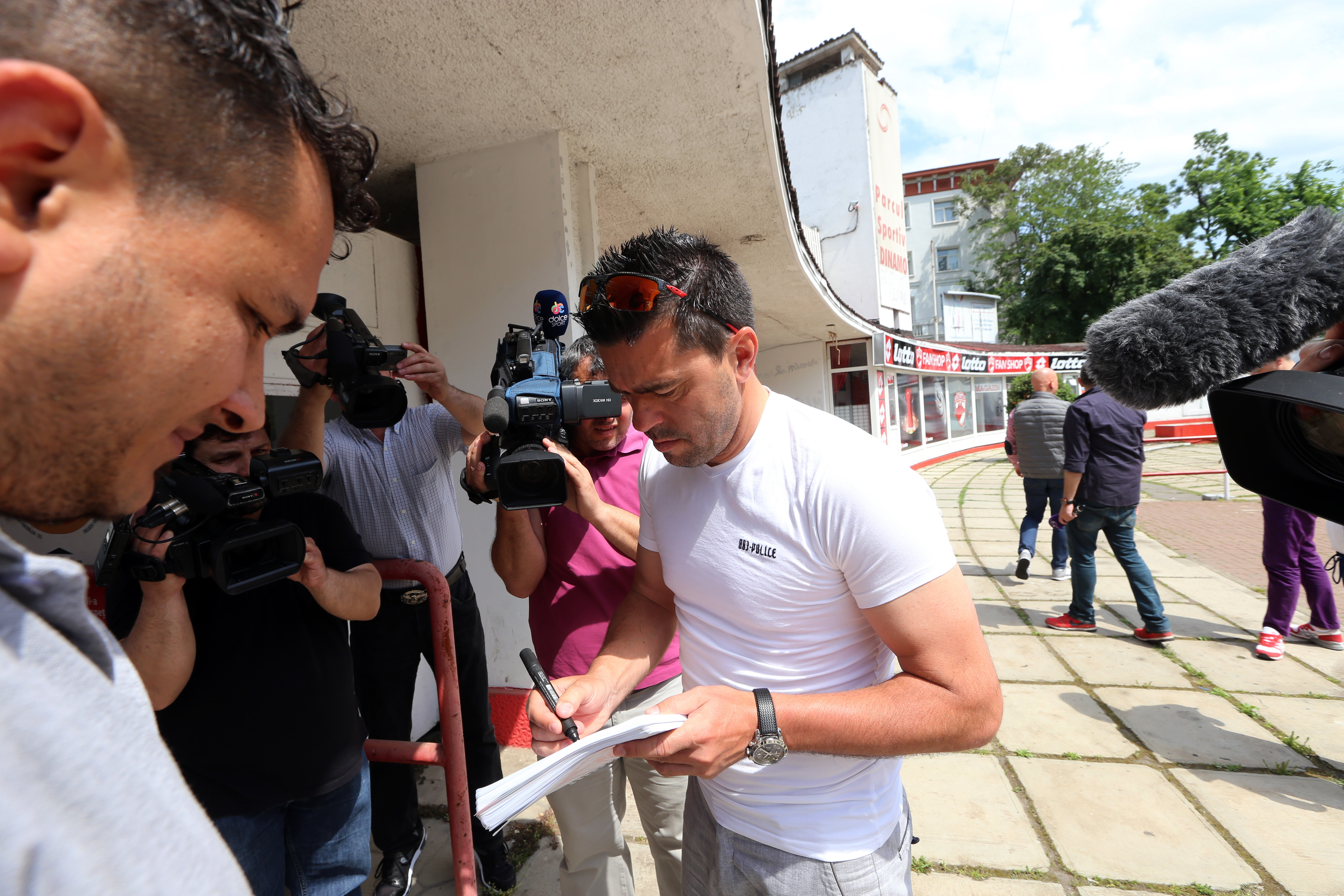 Cosmin Contra a vândut bilete pentru meciul de la Cluj / GALERIE FOTO