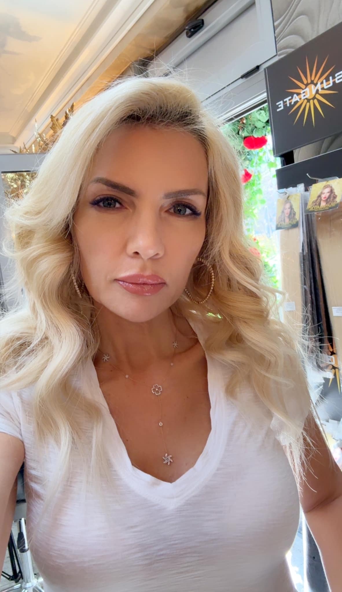 Cum a apărut Laura Vicol în tribune la meciul România - Bosnia. Cât costă geanta cu care a venit pe stadion