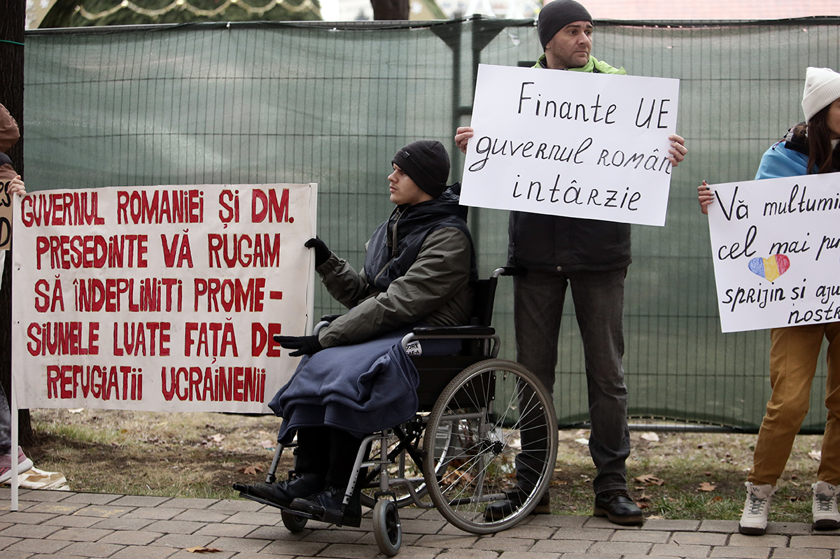 „Încercăm să nu consumăm prea multă apă sau lumină”. Protestul ucrainenilor refugiați în România care nu au primit banii promiși de Guvern