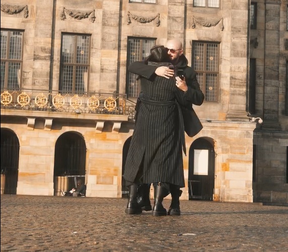 Imagini cu momentul în care Victor Dorobanțu, actorul român din „Wednesday”, și-a cerut iubita în căsătorie. Cum arată inelul de logodnă