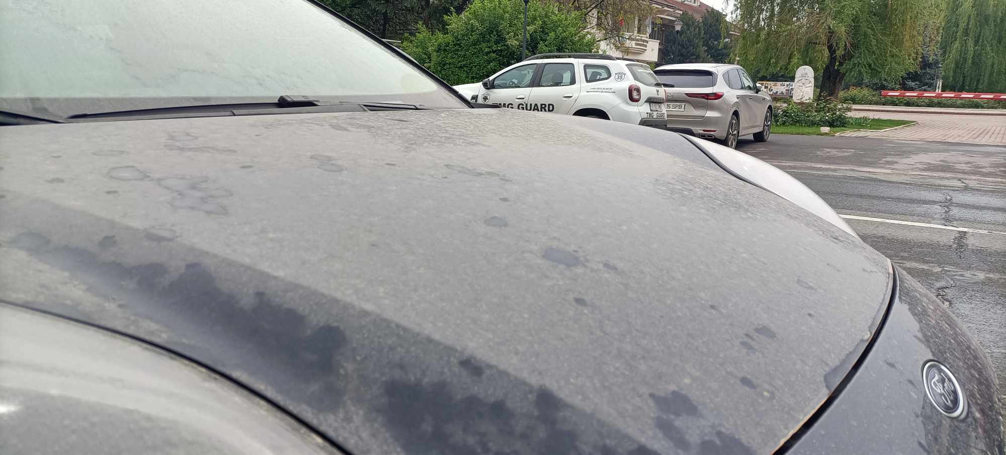 Praf saharian în România. Șoferii din mai multe zone ale țării și-au găsit azi mașinile acoperite de un strat roșiatic. FOTO