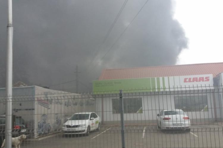 Incendiu la un depozit de anvelope şi vopseluri din Brăila. Pompierii au intervenit cu cinci autospeciale