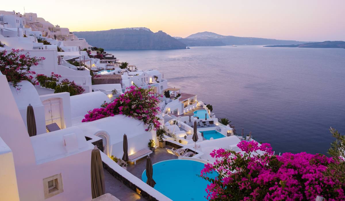 Cât plătesc românii pe cireșe, căpșuni și roșii pe cea mai cunoscută insulă din Grecia, în plin sezon turistic