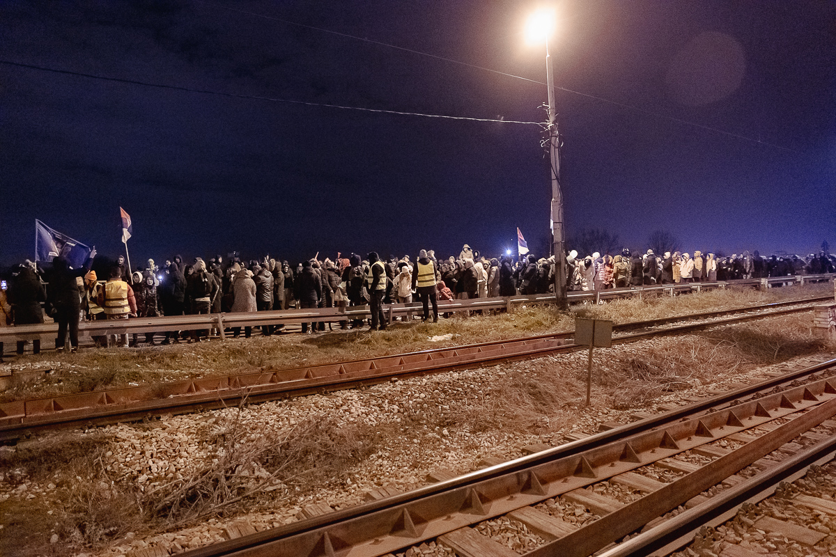 Blocadă pe un mare pod peste Dunăre din Belgrad. De aproape 4 luni, sârbii strigă „Corupția ucide!” | Video/Fotogalerie