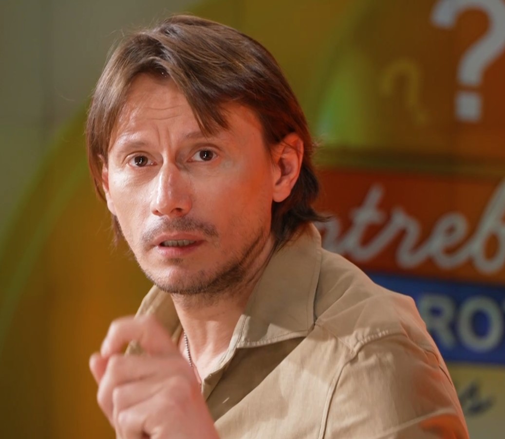 Cine e Basic Jackpot, care a lansat un podcast filmat în pat. Actorul Marius Manole a fost primul său invitat