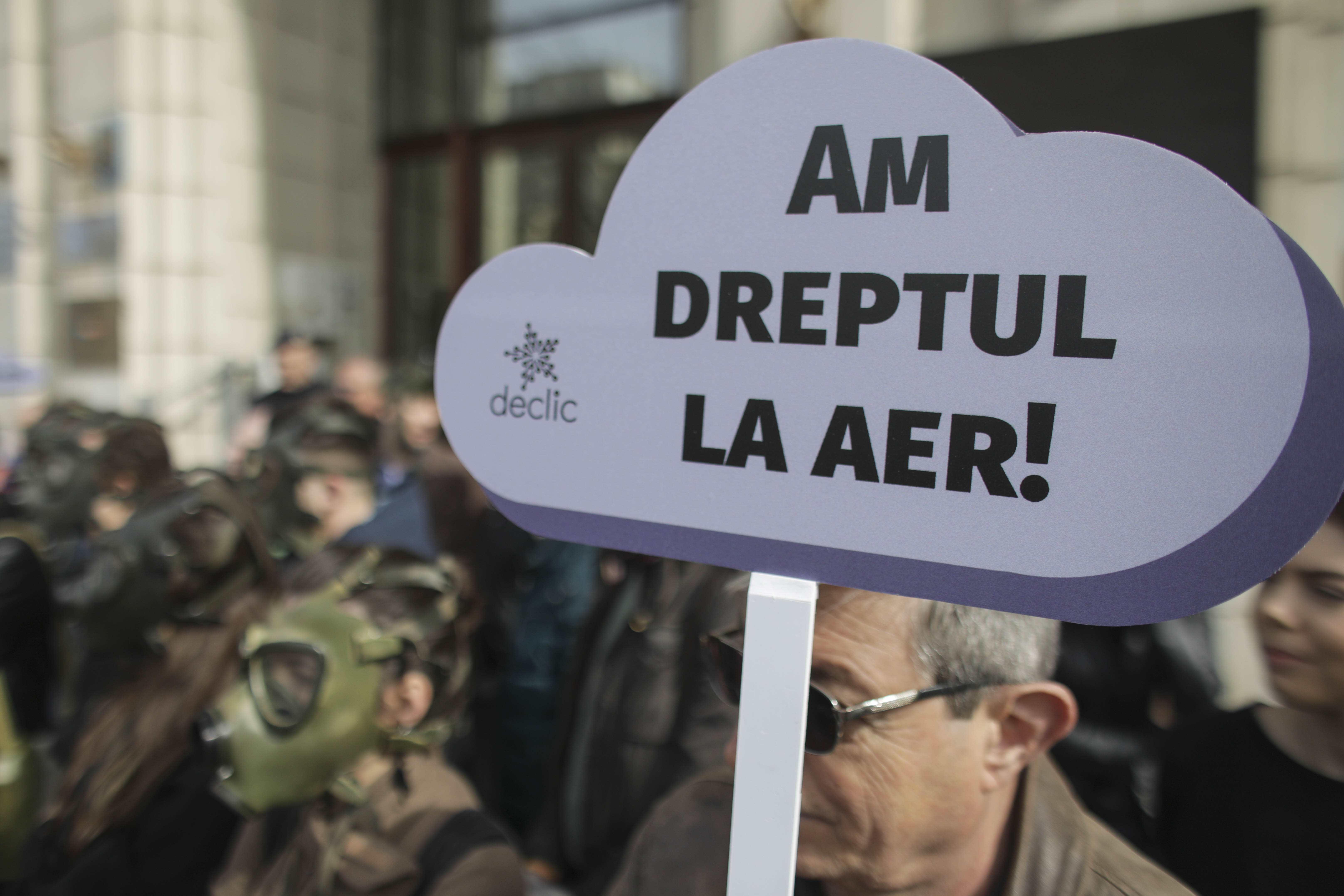 Protest cu măști de gaze la Ministerul Mediului. Comunitatea Declic îi cere ministrului Costel Alexe raportările reale ale poluanților