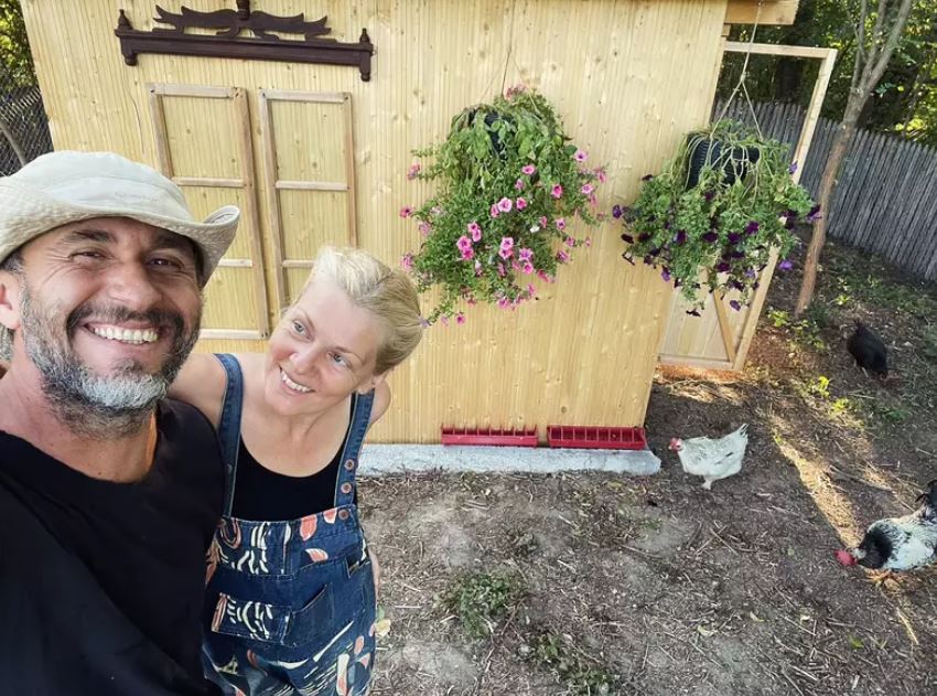 Dragoș Bucur a cumpărat un coteț ultramodern pentru găinile sale. Viața la țară l-a schimbat pe soțul Danei Nălbaru
