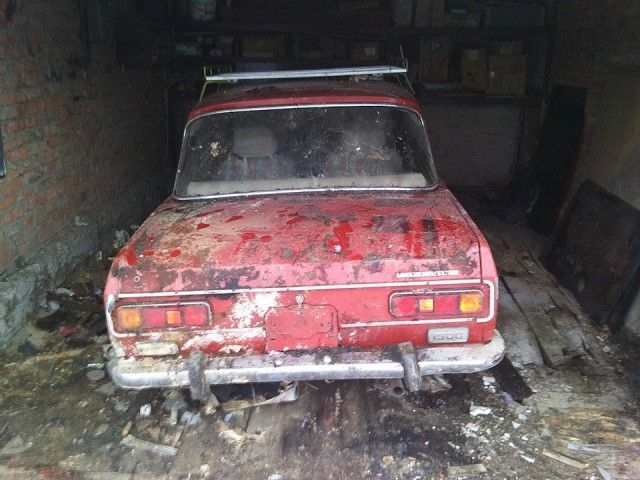 GALERIE FOTO | Cum arată un Moskvici abandonat, de 25 de ani, într-un garaj cu umezeală