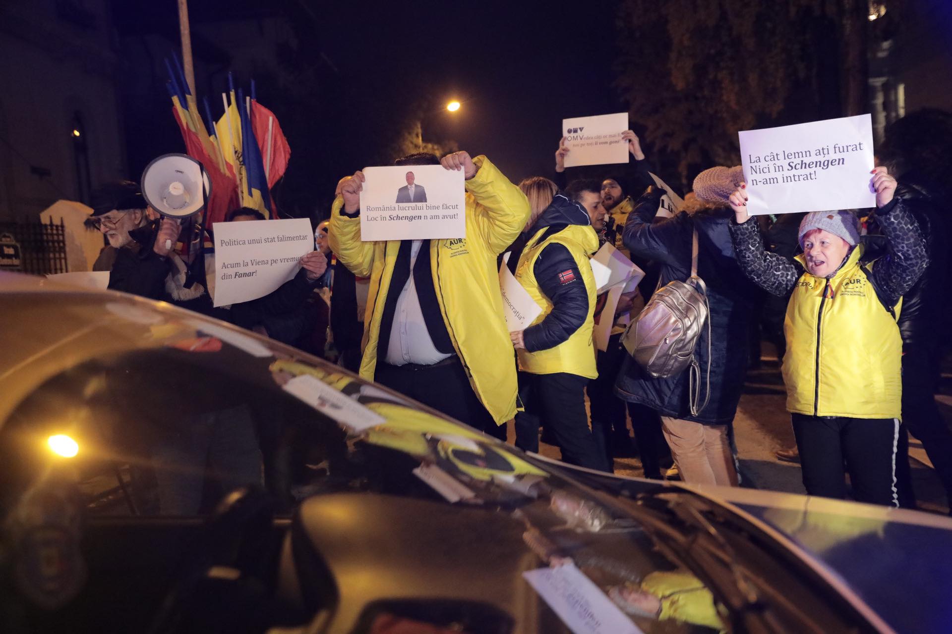 Protest AUR la ambasada Austriei din București. George Simion și simpatizanții săi, scandări împotriva politicienilor din coaliție