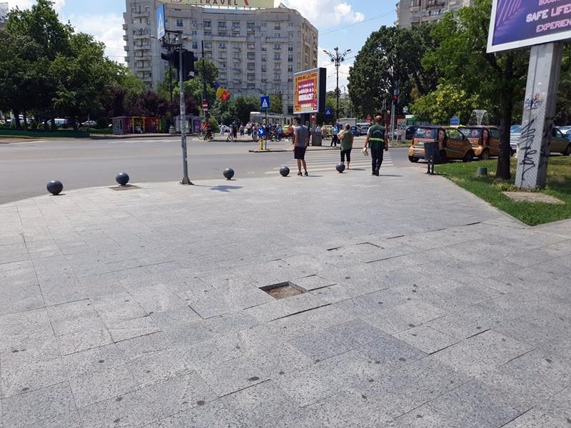 Trotuarul din Piața Unirii din București, la nici un an de la reabilitare: dale de granit desprinse, unele crăpate, altele lipsesc