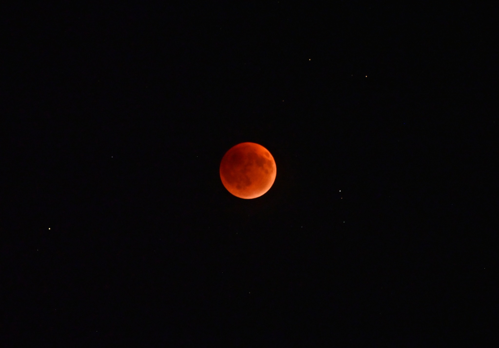 Cum a fost surprinsă „Luna sângerie” pe cerul României: imagini cu eclipsa totală