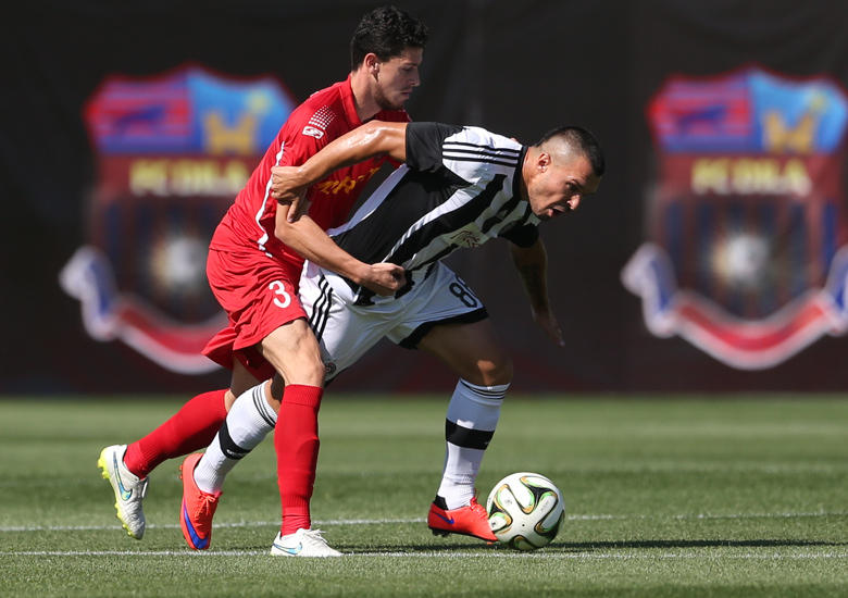 Atacantul bulgar Bojinov, de la Partizan Belgrad, e optimist: ”Steaua e slabă, putem să trece de români. Aici, toți turbează când aud de Steaua, de Steaua Roșie și de alte stele! E mobilizare maximă”. Tânărul ”briliant” Zivkovici: ”Nu jucăm la 0-0!”