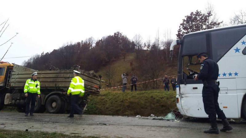UPDATE | Un autobuz cu 50 de călători s-a ciocnit de un camion, în Maramureș. 17 răniți