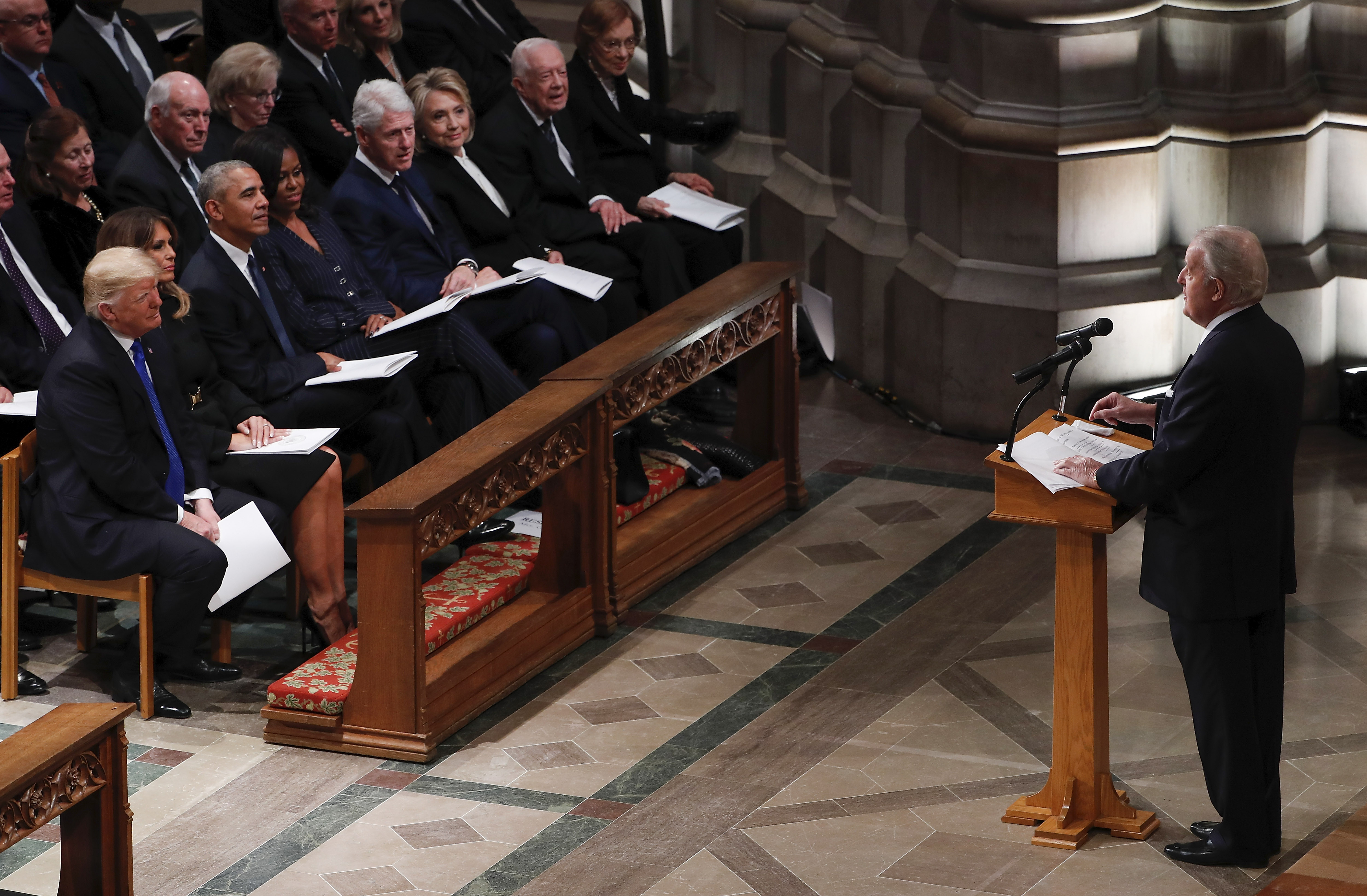 FOTO&VIDEO/ Funeralii de stat pentru George H.W. Bush. Donald Trump și Hillary Clinton s-au ignorat, deși au stat pe același rând