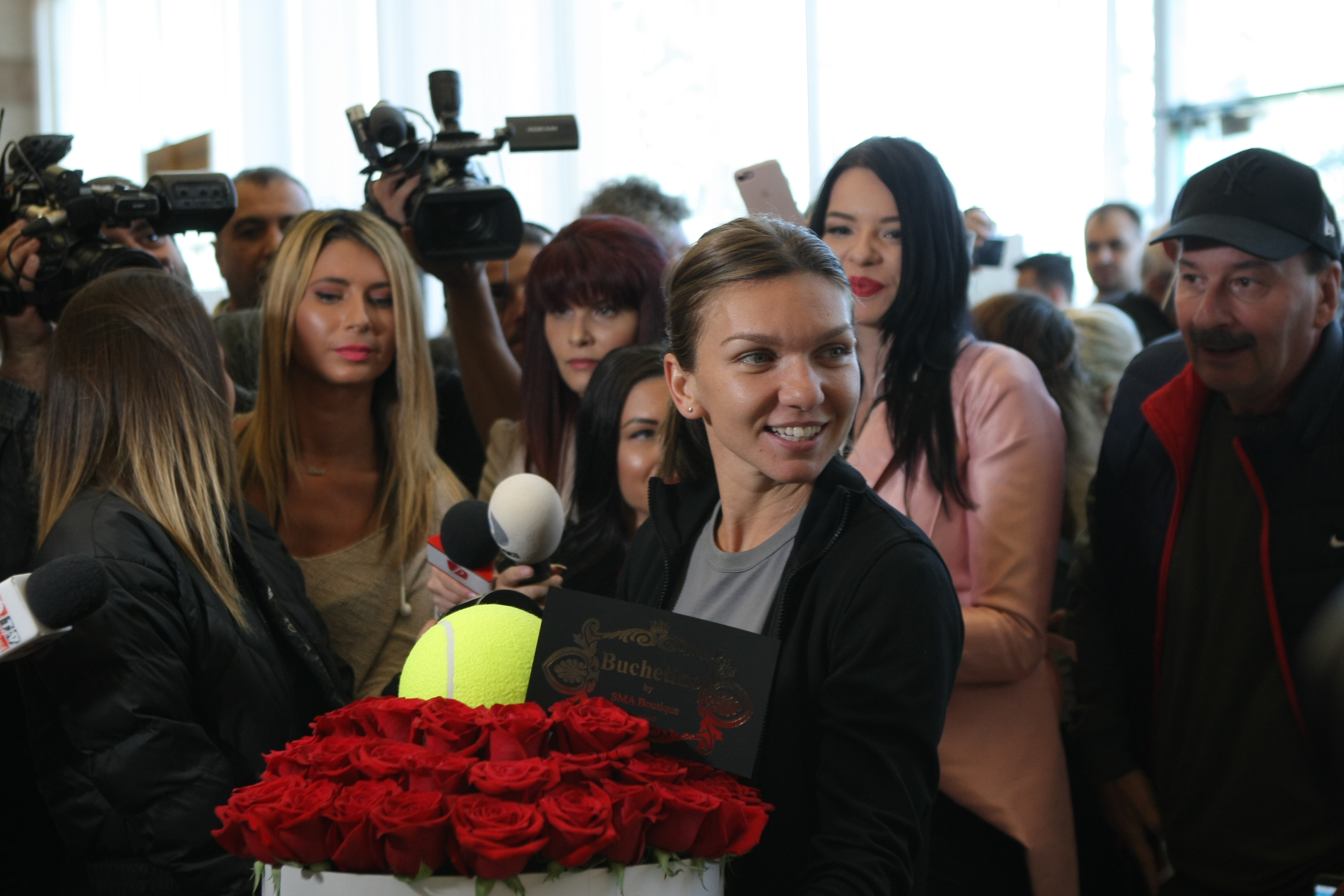 Simona Halep a revenit în România. ”După cum se vede, sunt emoționată”. Ce mesaj a bucurat-o în mod deosebit și cum o recompensează părinții / GALERIE FOTO și VIDEO