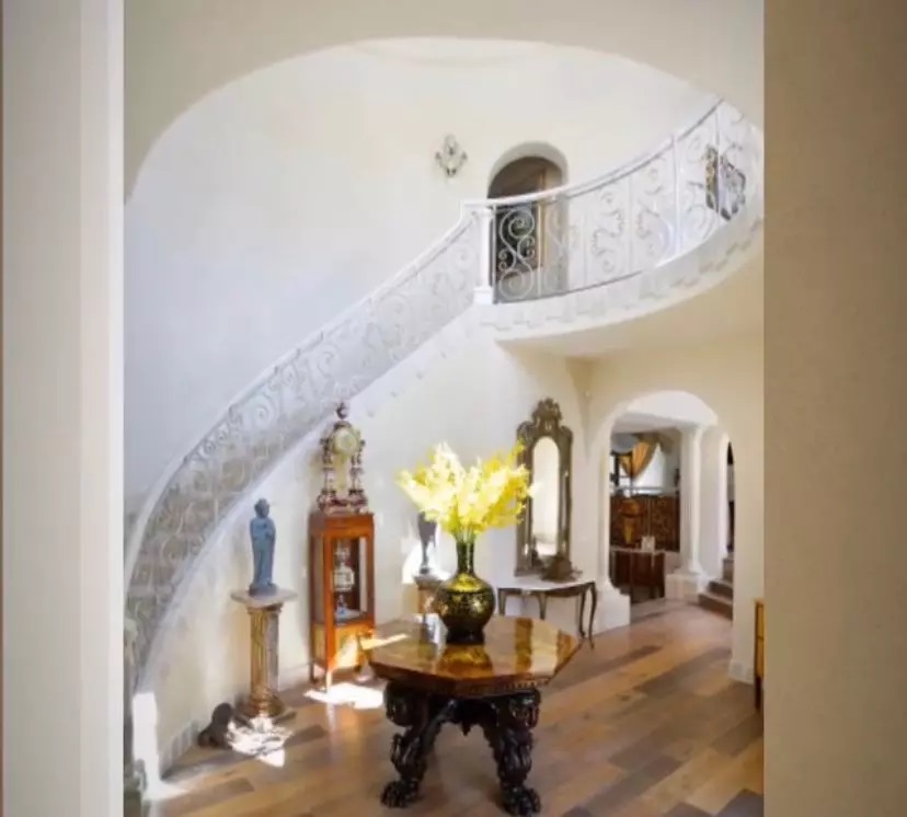 Imagini din vila în care Monica Gabor locuiește în America cu Mr. Pink. Au SPA acasă și vinotecă la subsol