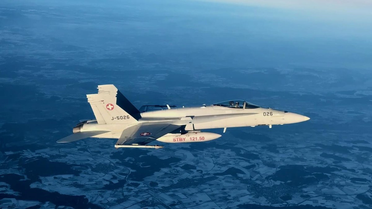 Nicușor Dan a ajuns în România cu avionul Spartan după ce a fost blocat la Paris. A fost escortat de două avioane F-18 în Elveția
