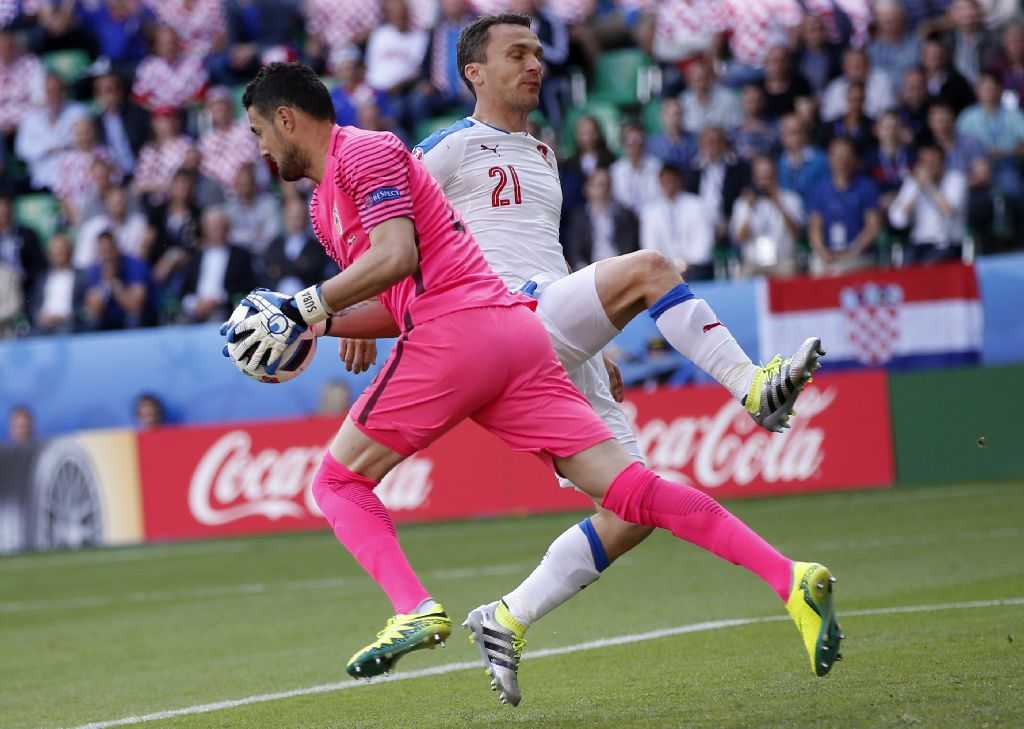 Euro 2016, grupa D. Cehia - Croația 2-2. Suporterii croați au creat haos, aruncând cu torțe și petarde pe teren, iar Necid a egalat din penalty /  FOTO