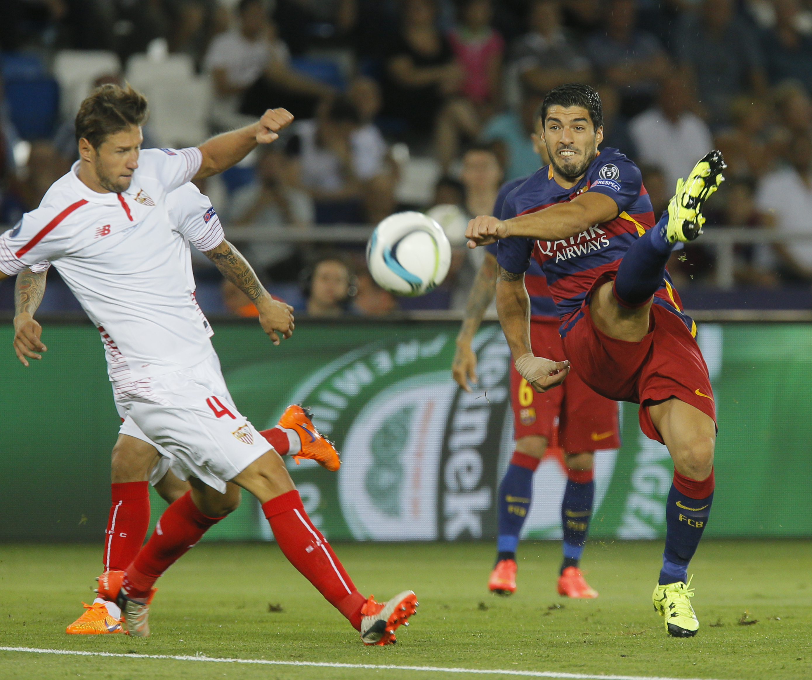 Supercupa Europei: FC Barcelona - FC Sevilla 4-4, 5-4 după prelungiri. Fabulos! Unul dintre cele mai frumoase meciuri din istorie. Andaluzii au revenit miraculos, de la 1-4! ^Legitimat la Sevilla, Raul Rusescu n-a fost inclus în lot, ci se pregătește separat, așteptând să fie iarăși izgonit / GALERIE FOTO & VIDEO
