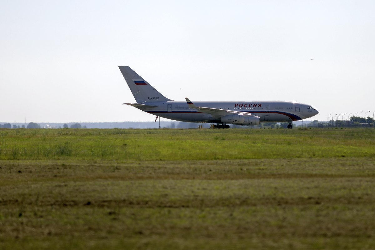 Avionul trimis de Rusia să repatrieze diplomații refuzați de MAE a plecat cu o întârziere de 6 ore de pe Otopeni. Care a fost motivul