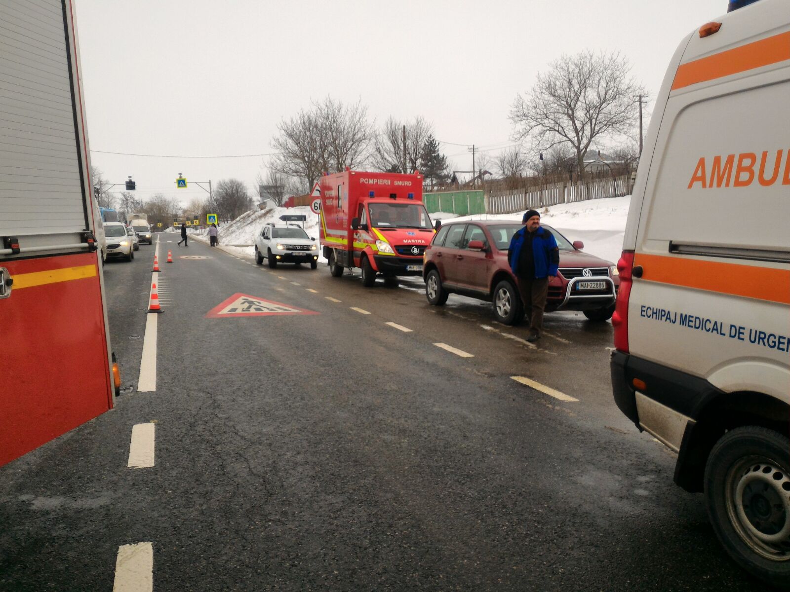 Un mort și două persoane încarcerate într-un accident în Vaslui în care a fost implicat un microbuz cu 10 călători/FOTO