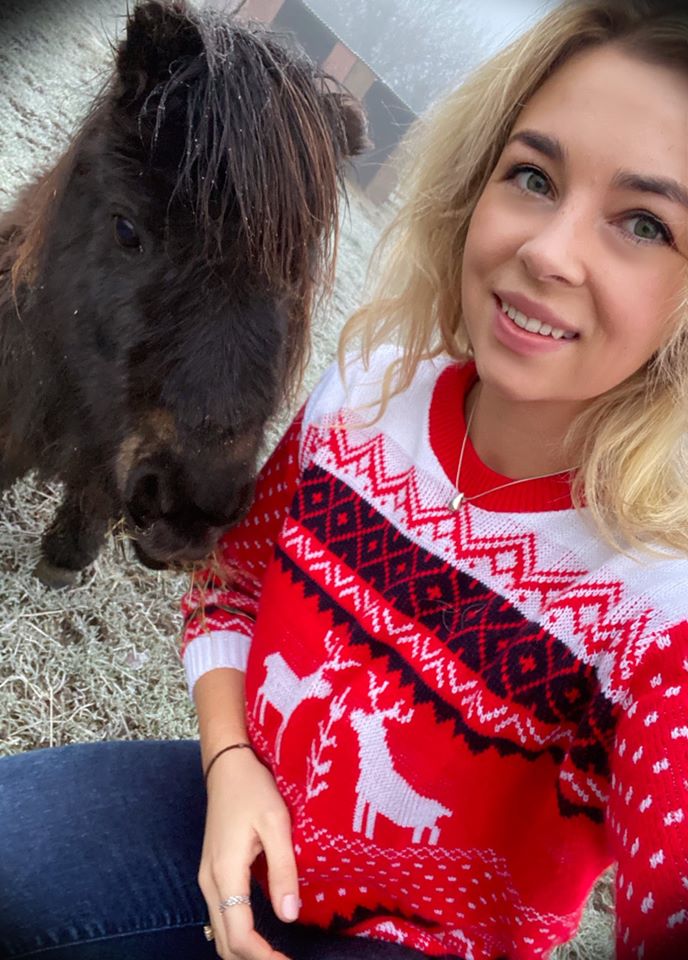 Vârstnicii izolați din Leyburn, Marea Britanie, primesc ouă proaspete cu un curier special: un ponei pitic pe nume Little Alf