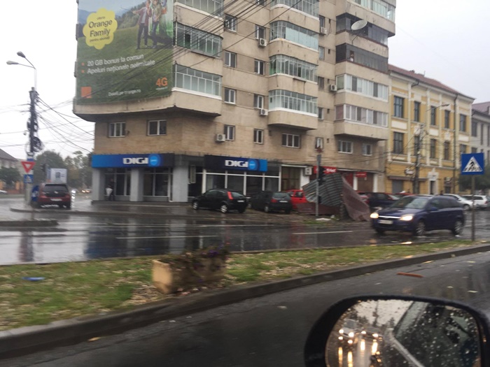 Opt morți și 137 de răniți după urgia din vestul țării. 263.000 de oameni nu au curent electric