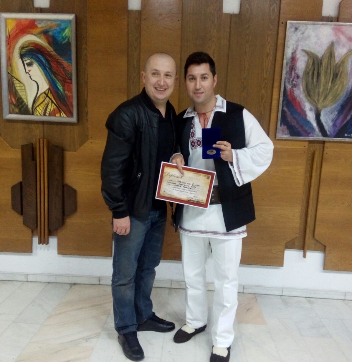 REPORTAJ/Un polițist scrie versuri și compune muzică populară. A filmat primul videoclip de folclor pentru persoane cu deficiențe de auz